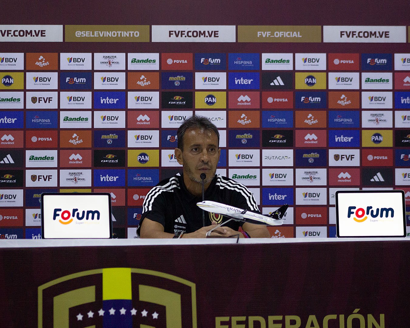 委內(nèi)瑞拉主帥:委內(nèi)瑞拉的表現(xiàn)優(yōu)于阿根廷,比賽末段他們還擺大巴