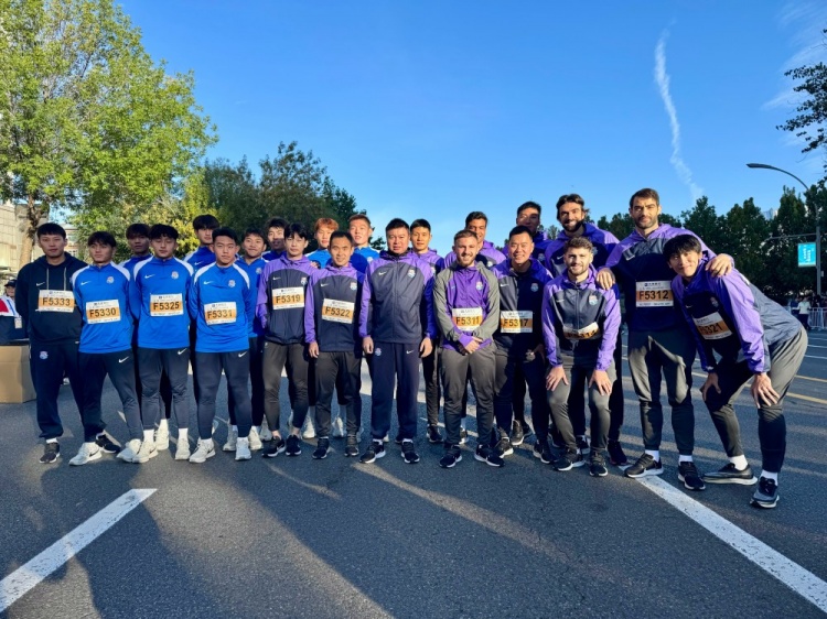 城市名片！于根偉攜球員亮相天津馬拉松，五外援集體現(xiàn)身