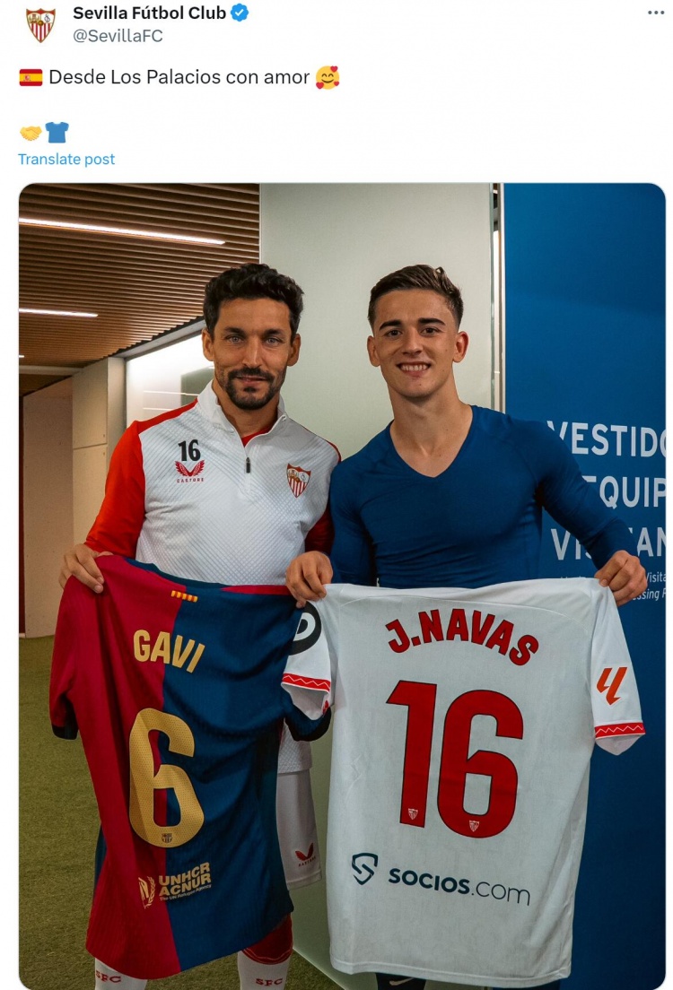 彰顯與西班牙隊(duì)內(nèi)老大哥的友誼！加維賽后和納瓦斯交換球衣