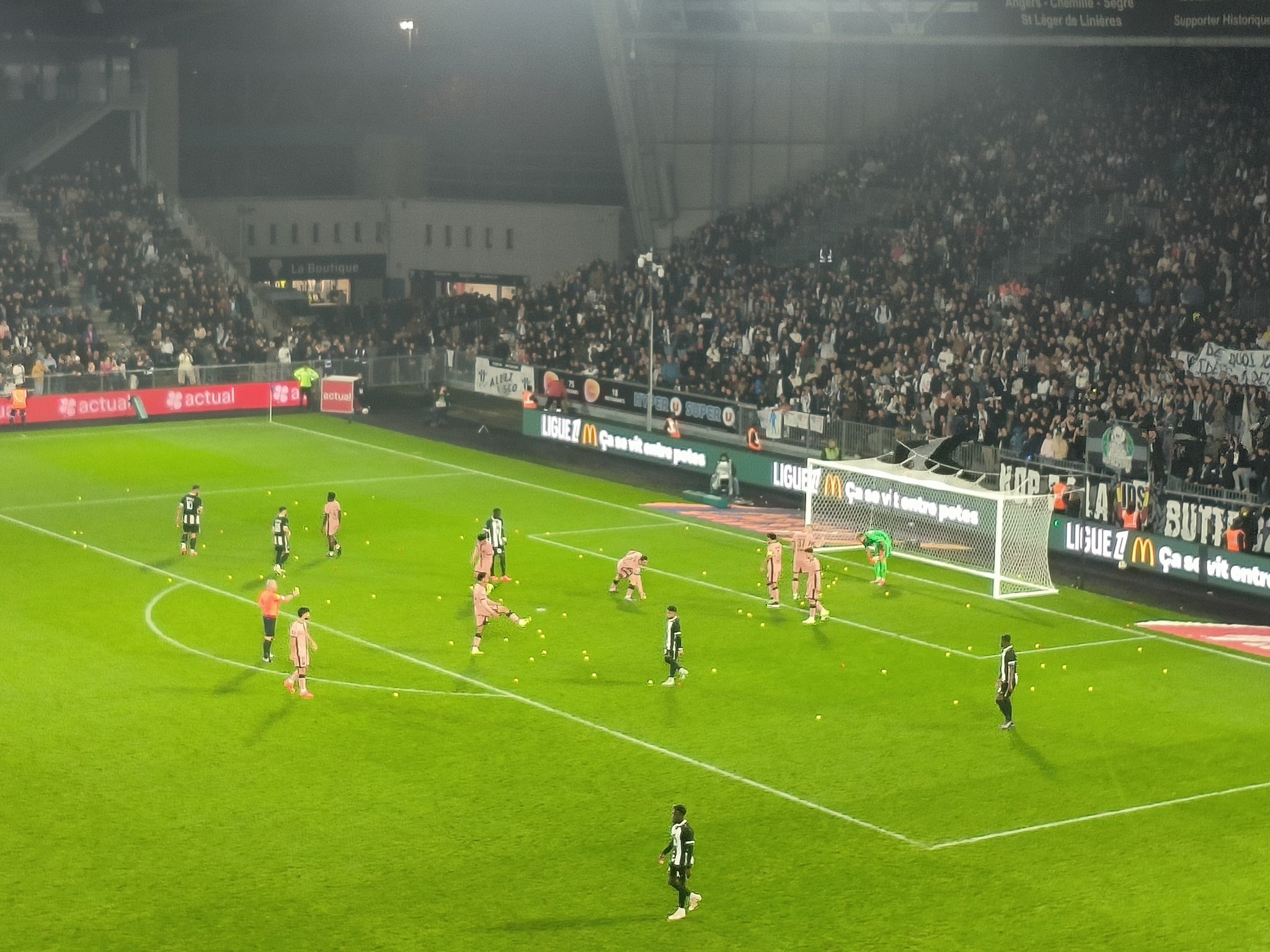 球迷向場內(nèi)投擲網(wǎng)球，導(dǎo)致昂熱vs大巴黎的法甲聯(lián)賽被中斷6分鐘