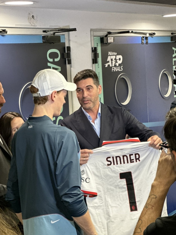 米蘭主帥與球迷會(huì)面！豐塞卡觀看年終總決賽，送給辛納米蘭球衣