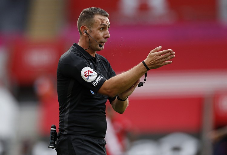 評(píng)論員：這是庫特自找的，他必須自食惡果，因?yàn)樗龀隽嗽愀庑袨? /></p><p>11月13日訊 近日，大衛(wèi)-庫特的辱罵視頻事件成為了英超聯(lián)賽的焦點(diǎn)，前水晶宮老板、現(xiàn)talksport評(píng)論員西蒙-喬丹也發(fā)表了自己的看法。</p><p>西蒙-喬丹在談到自己對(duì)此事的看法時(shí)說：“這是他自找的，所以他必須自食惡果，因?yàn)樗_口說話，做出了糟糕的行為?！?/p><p>“這不是指控，我們已經(jīng)看過視頻了。除非涉及人工智能，否則這是從他嘴里說出來的，這就是他說的。 現(xiàn)在，看看他如何解決這個(gè)問題將會(huì)很有趣，因?yàn)樗仨毘袚?dān)他的責(zé)任?！?/p><p>“韋伯（PGMOL負(fù)責(zé)人）并沒有想到這種事情發(fā)生，他不想要這種事情，他想要一個(gè)無可指責(zé)的裁判團(tuán)體。所以他希望他們處于一個(gè)噪音被調(diào)低的環(huán)境中，他正在努力建立這種環(huán)境。然而，他的一位精英裁判突然冒出幼稚、不成熟、不專業(yè)的言論?！?/p><p>“他能挽回自己的聲譽(yù)嗎？他能找回自己的路嗎？他應(yīng)該被降級(jí)到英格蘭低級(jí)別聯(lián)賽嗎？人們會(huì)說，如果你在英超聯(lián)賽中受到處罰，那么你在英格蘭足球聯(lián)賽中的價(jià)值會(huì)降低嗎？你能留在英超聯(lián)賽中嗎？我不知道。但一個(gè)人應(yīng)該因?yàn)橐恍┯薮赖难哉摱ヂ殬I(yè)生涯嗎？我不想說情況應(yīng)該如此?！?/p><p>利物浦俱樂部尚未對(duì)該視頻做出回應(yīng)，喬丹認(rèn)為，考慮到已經(jīng)發(fā)生的事情，他們最好保持沉默。當(dāng)被問及如作為水晶宮老板他會(huì)如何回應(yīng)時(shí)，他說：“我現(xiàn)在的反應(yīng)是相信自己會(huì)保持客觀，讓PGMOL來處理這件事。這是他們的工作，這是他們的問題，他們?cè)斐闪诉@種情況，你們繼續(xù)做你們的工作吧，我要經(jīng)營一家足球俱樂部?！?/p><p>“但我也知道，當(dāng)你置身于這些泡沫之中時(shí)，你需要多么的固執(zhí)。因?yàn)槟銜?huì)被一些觀點(diǎn)所吸引，并對(duì)此產(chǎn)生某種感覺。而你作為足球俱樂部的老板，你不禁會(huì)想，那是不對(duì)的。聽著，我想我會(huì)保持客觀，讓行動(dòng)圍繞這個(gè)相當(dāng)愚蠢的家伙的觀察展開?！?/p><p>當(dāng)被問及是否會(huì)打電話給韋伯討論這個(gè)事件時(shí)，西蒙-喬丹回答說：“我想我不會(huì)，我不知道這樣做會(huì)有什么結(jié)果。如果我要迎合觀眾的口味，如果我要接受利物浦當(dāng)?shù)孛襟w的采訪，告訴他們我代表他們感到多么的生氣?！?/p><p>“或者我看了之后會(huì)說，你就是一個(gè)大傻瓜，你說了這么多蠢話，你會(huì)自食其果的。毫無疑問，人們不會(huì)停止，直到你被迫離開裁判界和你的職業(yè)，去一個(gè)第三世界國家，也許在那里當(dāng)裁判，因?yàn)槟抢锏娜藗兛赡軙?huì)原諒你?！?/p><p>“但問題是，當(dāng)我看到它時(shí)，我會(huì)想，討論它有什么意義？此外，我要拿它做什么呢？我要打電話跟韋伯說，我認(rèn)為這是不可接受的嗎？他不需要被告知那家伙說的話是不可接受的?！?/p>            </p>
            </section>
            <p>標(biāo)簽： <a href=