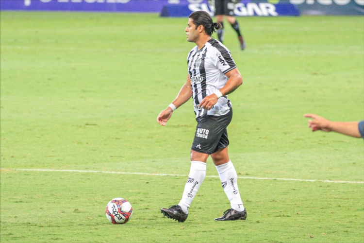 巴媒：米內羅競技巴西杯丟冠，導致主場球迷投擲雜物引發(fā)騷亂