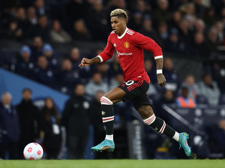 外媒：阿莫林計劃讓拉什福德在343陣型踢9號，找機會打?qū)Ψ缴砗? /></p><p>11月15日訊 來自GIVEMESPORT的消息稱，阿莫林準備給拉什福德一個機會，讓他在曼聯(lián)的3-4-3陣型中扮演9號，試圖讓他融入球隊。</p><p>這位葡萄牙教練于11月11日正式接任主教練，阿莫林帶著巨大的期望來到老特拉福德，他習(xí)慣使用3-4-3陣型，在傳統(tǒng)的9號后面加了兩個10號球員，這讓人們懷疑27歲的拉什福德在經(jīng)歷了18個月的糟糕表現(xiàn)后，能否適應(yīng)球隊新戰(zhàn)術(shù)。</p><p>一些球迷和權(quán)威人士想知道拉什福德是否可以在阿莫林以進攻風(fēng)格而出名的情況下?lián)芜吢非騿T。但是熟悉阿莫林思維方式的內(nèi)部人士向GIVEMESPORT表示，如果他嘗試讓拉什福德出任中鋒，而不是作為中場或邊后衛(wèi)之一，這并不會令人驚訝。人們相信，新主教練將會在防守轉(zhuǎn)換時尋找進攻機會和對方防線后的空間，而這些正是拉什福德所擁有的特征，可以幫助他重新找回最佳狀態(tài)。</p><p>目前，霍伊倫和齊爾克澤是球隊的傳統(tǒng)前鋒選擇，但本賽季到目前為止，他們都沒有表現(xiàn)得特別好。曼聯(lián)迫切希望拉什福德能恢復(fù)狀態(tài)，曼聯(lián)在2023年夏天給了他一份周薪37.5萬英鎊的新合同。但是上個賽季，他在各項賽事中只進了8個球。本賽季他一直在與加納喬爭奪一個邊路位置，本賽季拉什福德出場18次，打進4球，助攻3次。</p>            </p>
            </section>
            <p>標簽： <a href=