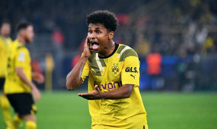 繼馬里奧-戈麥斯后，阿德耶米是第二位歐冠上半場戴帽的德國球員