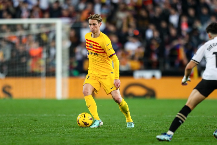 每體：對陣皇家社會的半場休息時，德容因擔(dān)心受傷在更衣室里哭泣