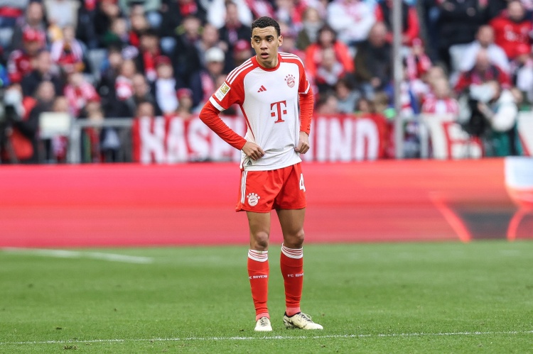 記者：穆西亞拉希望能盡快復(fù)出，他非?？释麉⒓影萑释退_的比賽