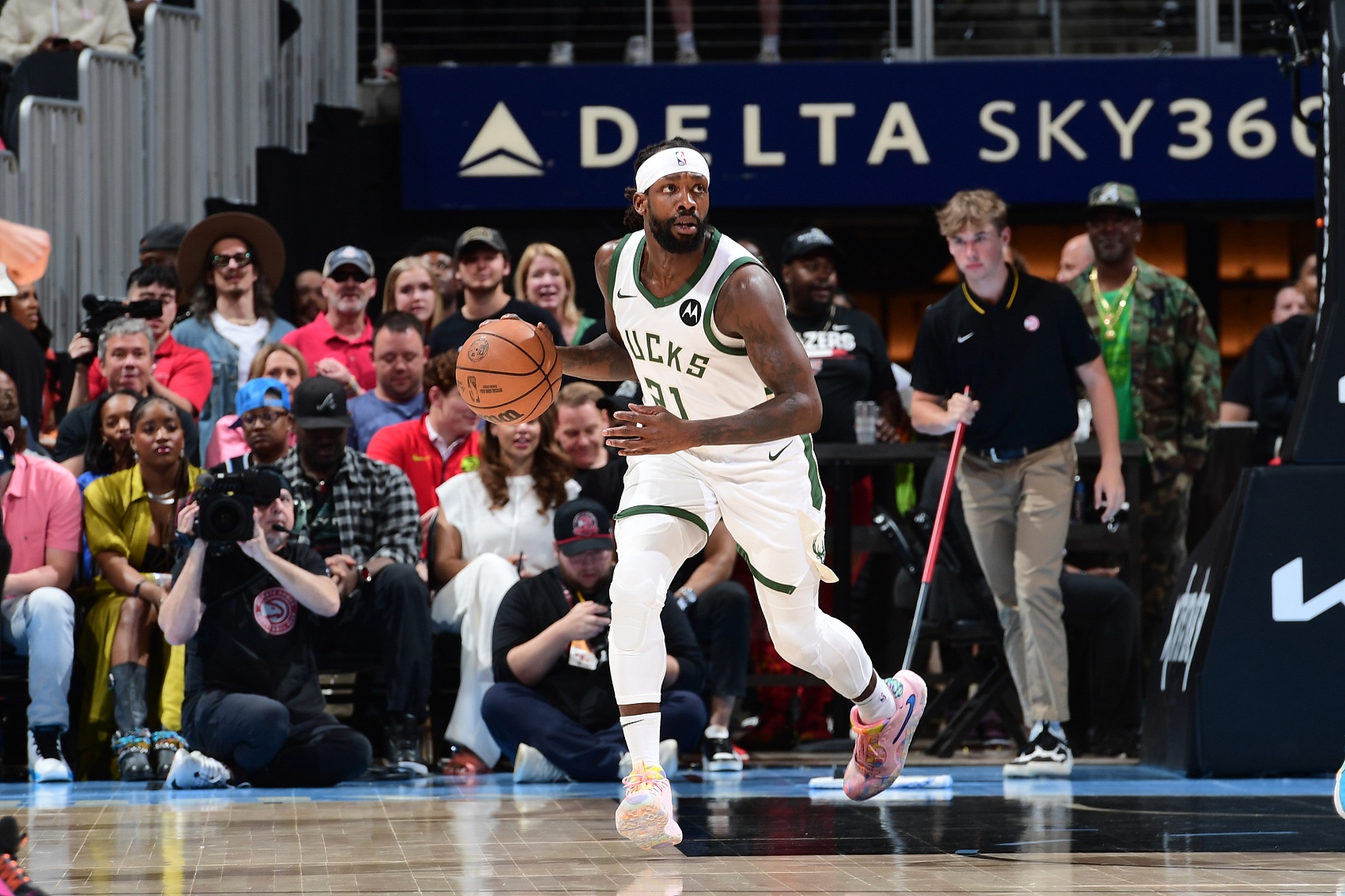 貝弗利:有NBA球隊(duì)聯(lián)系了我 我一直在考慮 拋棄隊(duì)友不是我的風(fēng)格