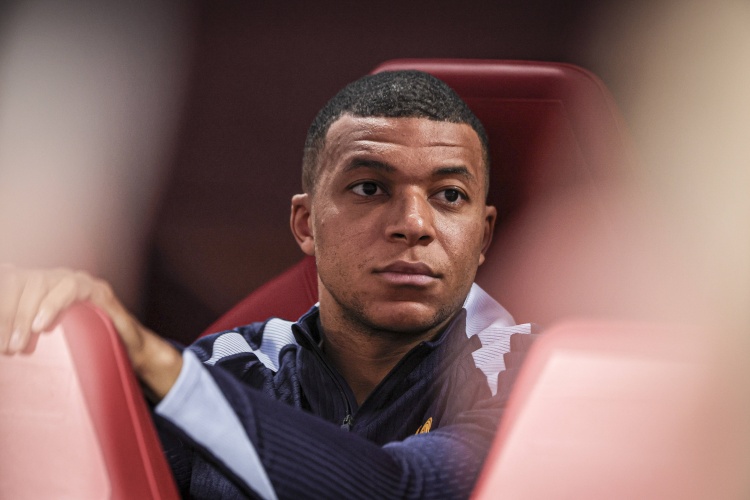 足協(xié)主席：姆巴佩對法國隊的愛無需質(zhì)疑 俱樂部和國家隊需要談?wù)? /></p><p>10月8日訊 姆巴佩沒有入選新一期法國國家隊大名單，但是他代表皇馬在俱樂部的比賽中先發(fā)出戰(zhàn)，這一情況在法國足壇引發(fā)熱議。日前法國足協(xié)主席菲利普-迪亞洛在接受《France Info》采訪時對此事發(fā)表了個人觀點(diǎn)，他強(qiáng)調(diào)沒有人或事可以凌駕于法國隊之上。</p><p>迪亞洛表示：“沒有任何人或事可以凌駕于法國隊或者任何國家隊之上。德尚和姆巴佩有過直接溝通，還有皇馬的醫(yī)護(hù)人員，所以最終決定不招姆巴佩入隊，這并不會讓人對姆巴佩對法國國家隊的熱愛產(chǎn)生質(zhì)疑?！?/p><p>“國家隊無法在越來越瘋狂的賽程中占據(jù)合理的份額。現(xiàn)在最主要的問題就是，在這樣一個近乎瘋狂的賽季，一名頂級球員每年都需要參加65場左右的比賽，我們似乎陷入到了一個瓶頸，必須找機(jī)會讓俱樂部、國家隊和相關(guān)機(jī)構(gòu)坐下來談一談?！?/p><p>“俱樂部向球員施加了很大的壓力。我們可以舉出很多這樣的例子，那些有遠(yuǎn)大抱負(fù)和頂級球員的俱樂部，在某個時間段，肯定不太愿意讓他們的球員去國家隊效力。就比如說維尼修斯也不會隨巴西國家隊出戰(zhàn)一樣?！?/p>            </p>
            </section>
            <p>標(biāo)簽： <a href=