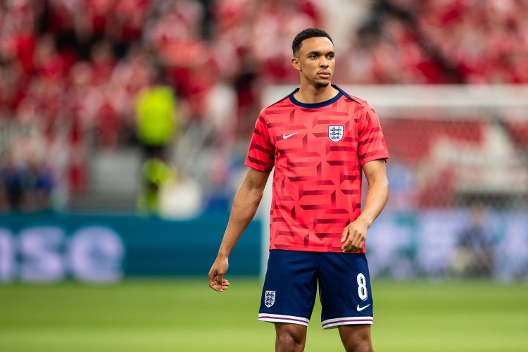 基恩：阿諾德的技術(shù)非常出色，但他在防守端的表現(xiàn)確實(shí)很糟糕